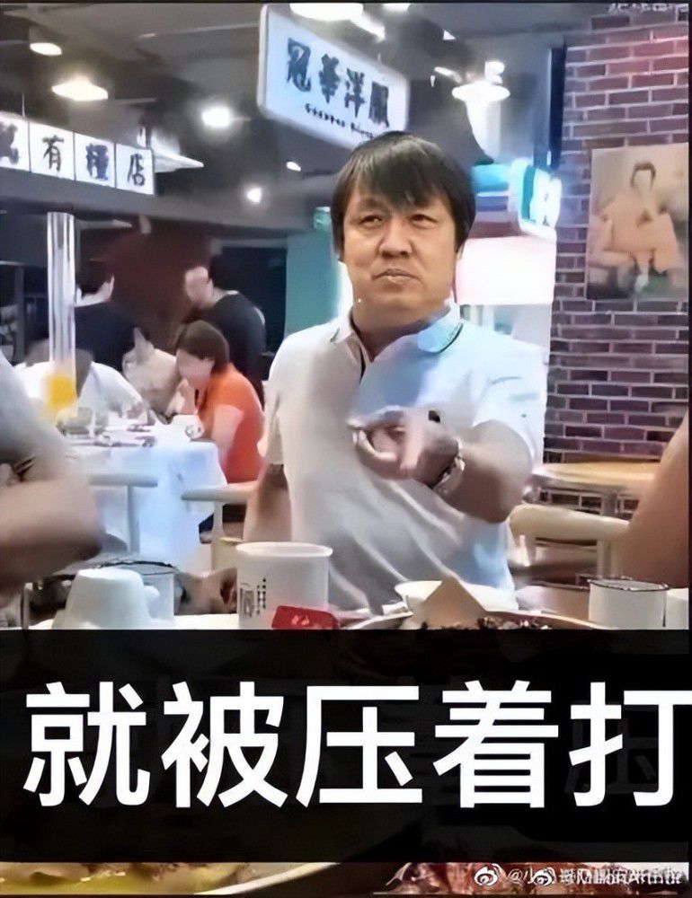 他现在住的小区非常一般，一套房子也就两三百万了不起了，要是忽然停了两辆四千多万的跑车，整个小区估计都会炸锅。